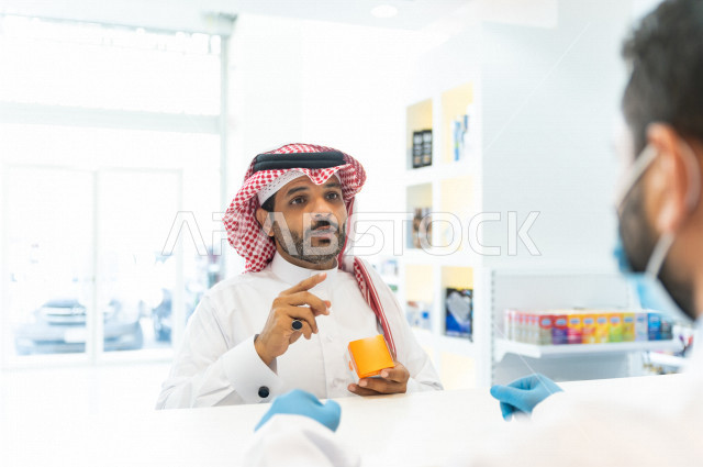 رجل عربي خليجي سعودي داخل الصيدلية ، وصف الادوية المطلوبة والحالة المرضية ، شراء الادوية والمستلزمات الطبية ،طلب الادوية الموجودة في الوصفة الطبية ،  الاستفادة من الخدمات الصحية