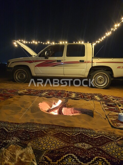 رحلة تخييم برية، كشتة بر في المناطق الصحراوية ليلا, سيارة بيضاء هايلكس , وسائل المواصلات البرية, التنزه في صحاري السعودية العربية, الترفيه والتسلية .