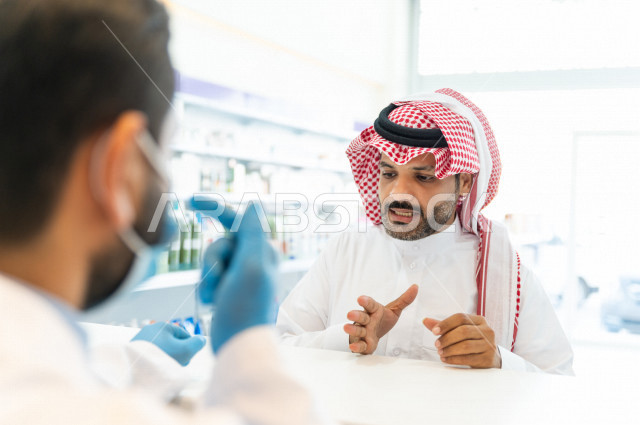 رجل عربي خليجي سعودي داخل الصيدلية ، وصف الادوية المطلوبة والحالة المرضية ، شراء الادوية والمستلزمات الطبية ،طلب الادوية الموجودة في الوصفة الطبية ،  الاستفادة من الخدمات الصحية