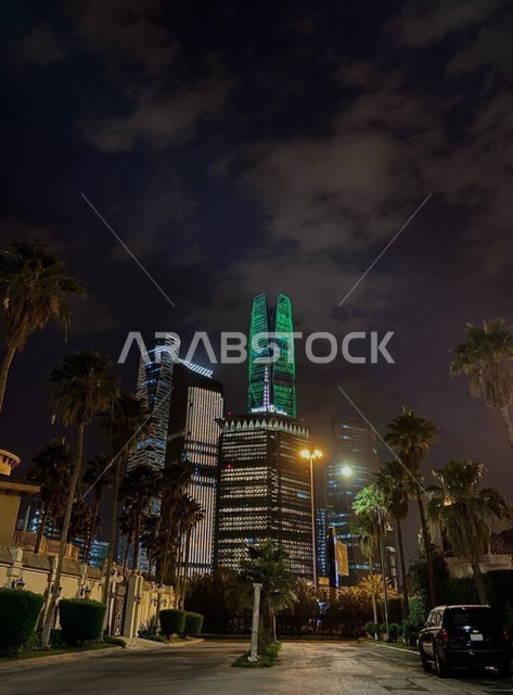 مركز الملك عبدالله المالي ( كافد ) في الرياض في المملكة العربية السعودية ليلا، زراعة أشجار النخيل,  الابراج وناطحات السحاب، الفن الهندسي المعماري ،أماكن سياحية مشهورة في الرياض , برج المالية المضيء