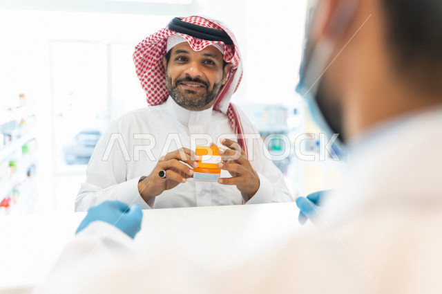 رجل عربي خليجي سعودي داخل الصيدلية ، وصف الادوية المطلوبة والحالة المرضية ، شراء الادوية والمستلزمات الطبية ،طلب الادوية الموجودة في الوصفة الطبية ،  الاستفادة من الخدمات الصحية