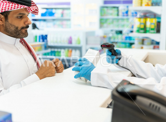 رجل عربي خليجي سعودي داخل الصيدلية ، وصف الادوية المطلوبة والحالة المرضية ، شراء الادوية والمستلزمات الطبية ،طلب الادوية الموجودة في الوصفة الطبية ،  الاستفادة من الخدمات الصحية