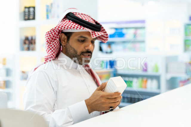 رجل عربي خليجي سعودي داخل الصيدلية ، وصف الادوية المطلوبة والحالة المرضية ، شراء الادوية والمستلزمات الطبية ،طلب الادوية الموجودة في الوصفة الطبية ،  الاستفادة من الخدمات الصحية