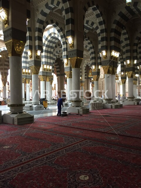  أماكن إسلامية مقدسة, صورة من داخل المسجد النبوي الشريف في المدينة المنورة في المملكة العربية السعودية، التصاميم و الزخارف الإسلامية، الفن الهندسي المعماري ، العبادة والتقرب الى الله، اسلاميات وعبادة