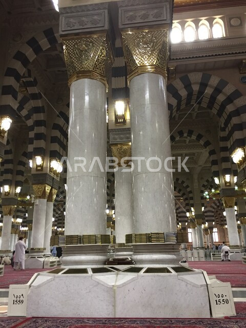 صورة من داخل المسجد النبوي الشريف في المدينة المنورة في المملكة العربية السعودية، التصاميم و الزخارف الإسلامية، الفن الهندسي المعماري ، العبادة والتقرب الى الله، اسلاميات وعبادة، أماكن إسلامية مقدسة