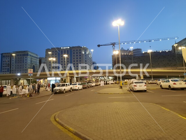 تنقل الزوار في الشوارع والطرقات في المدينة المنورة في المملكة العربية السعودية، المباني والابراح الفندقية، التطور العمراني , الفن الهندسي المعماري,  معالم دينية مقدسة, أماكن سياحية مشهورة