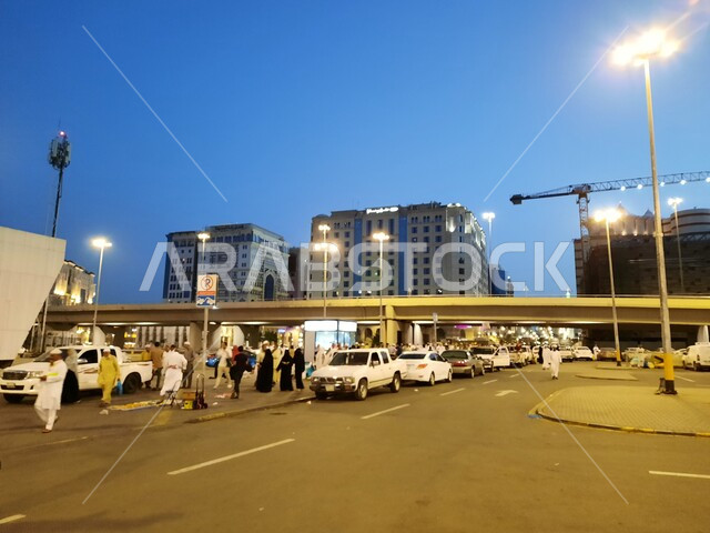 تنقل الزوار في الطرقات والشوارع في المدينة المنورة في المملكة العربية السعودية، المباني والابراح الفندقية، التطور العمراني , الفن الهندسي المعماري,  معالم دينية مقدسة, أماكن سياحية مشهورة