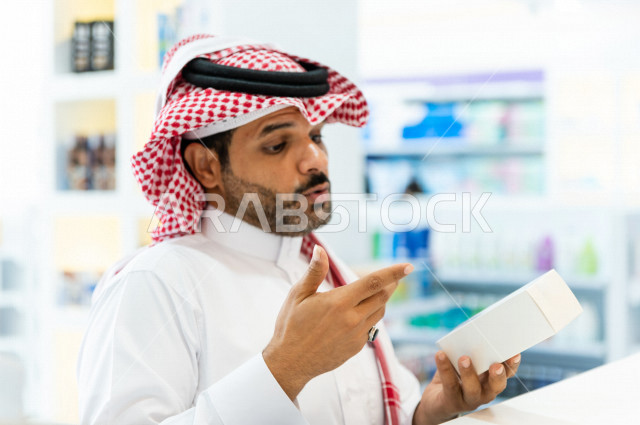 رجل عربي خليجي سعودي داخل الصيدلية ، وصف الادوية المطلوبة والحالة المرضية ، شراء الادوية والمستلزمات الطبية ،طلب الادوية الموجودة في الوصفة الطبية ،  الاستفادة من الخدمات الصحية