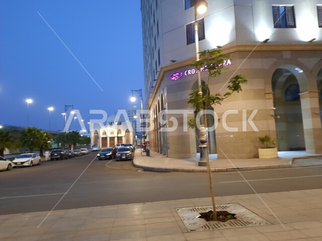 الفن الهندسي المعماري, التطور العمراني ,  الشوارع والطرقات في المدينة المنورة في المملكة العربية السعودية، المباني والابراح الفندقية، معالم دينية مقدسة, أماكن سياحية مشهورة