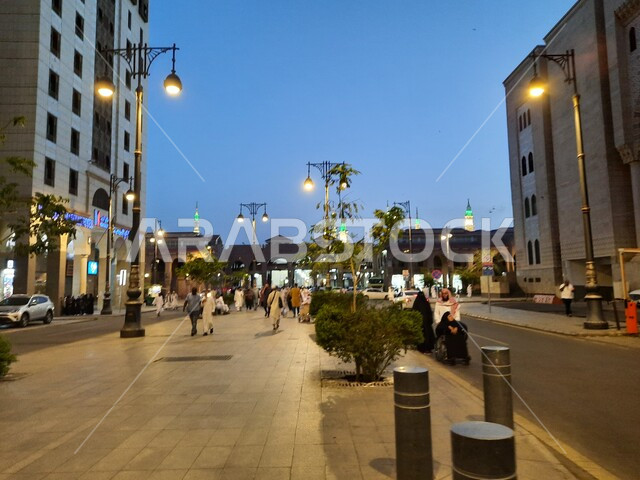  أماكن سياحية مشهورة, تنقل الزوار في الشوارع والطرقات في المدينة المنورة في المملكة العربية السعودية، المباني والابراح الفندقية، التطور العمراني , الفن الهندسي المعماري,  معالم دينية مقدسة