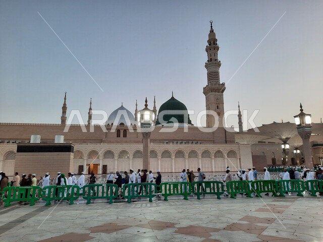 المجمع الخارجي للمسجد النبوي في المدينة المنورة، ساحة المسجد النبوي الشريف في المدينة المنورة في المملكة العربية السعودية، العبادة والتقرب الى الله، الحرم النبوي الشريف، أماكن إسلامية مقدسة، معالم دينية إسلامية