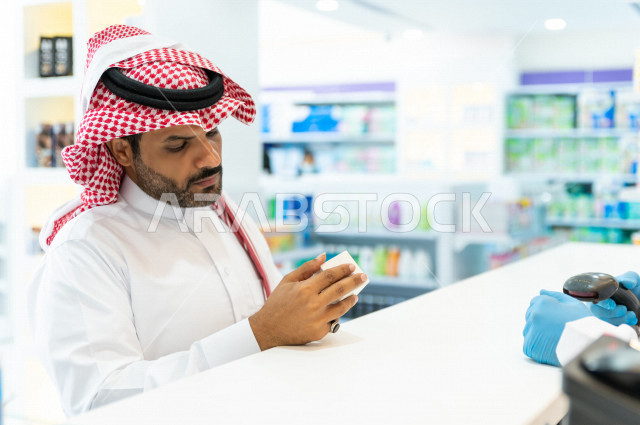 رجل عربي خليجي سعودي داخل الصيدلية ، وصف الادوية المطلوبة والحالة المرضية ، شراء الادوية والمستلزمات الطبية ،طلب الادوية الموجودة في الوصفة الطبية ،  الاستفادة من الخدمات الصحية