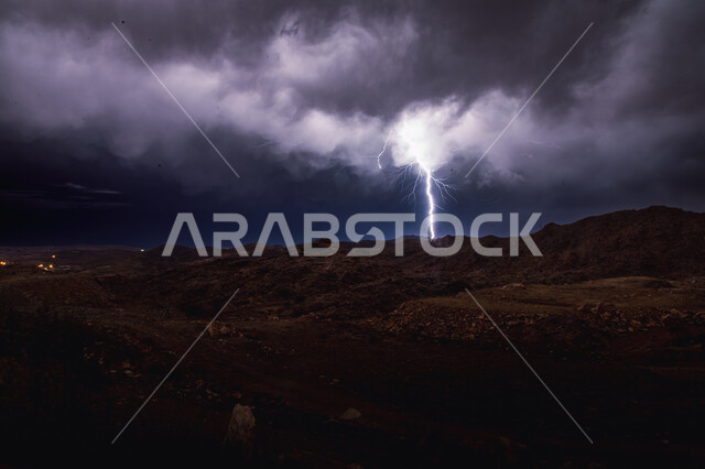 عاصفة رعدية تضرب جبال منطقة عسير ليلا , الطقس والكوارث و الظواهر الطبيعية، الرعد والبرق، سماء ملبدة بالغيوم، اجواء شتوية في المملكة العربية السعودية, خلفية الطبيعة
