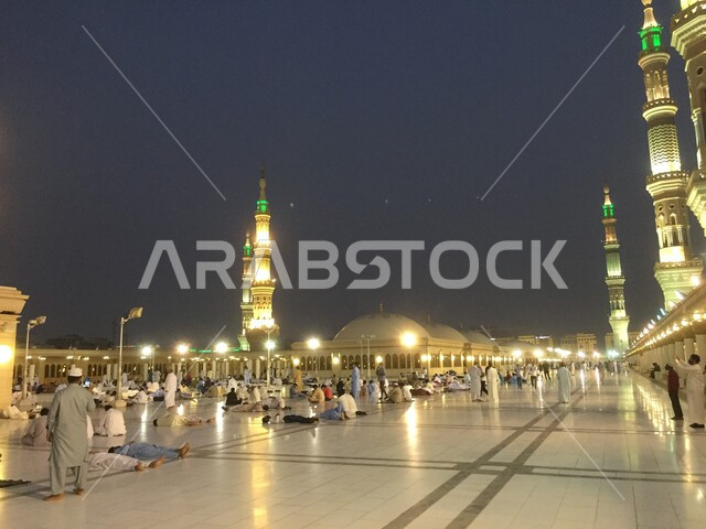 معالم دينية إسلامية, ساحة المسجد النبوي الشريف في المدينة المنورة في المملكة العربية السعودية، العبادة والتقرب الى الله، الحرم النبوي الشريف، أماكن إسلامية مقدسة، المجمع الخارجي للمسجد النبوي ليلا في المدينة المنورة