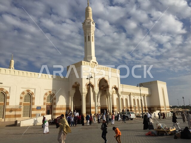  الفن الهندسي المعماري المميز، مسجد شهداء أحد في المدينة المنورة في  المملكة العربية السعودية في وضع النهار، مسجد سيد الشهداء، العبادة والتقرب الى الله، معالم دينية اسلامية سعودية, منظر السماء المليئة بالغيوم .
