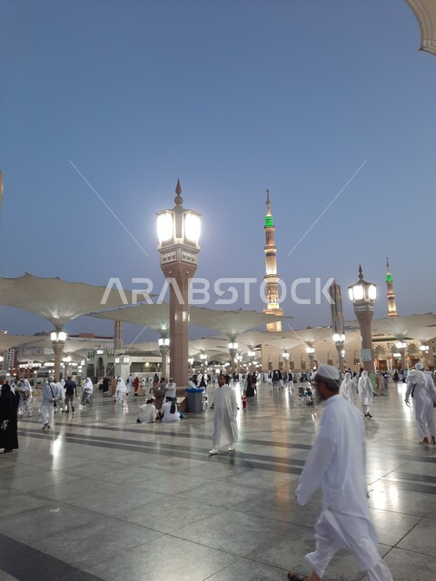 العبادة والتقرب الى الله، المظلات الإلكترونية، ساحة المسجد النبوي الشريف في المدينة المنورة في المملكة العربية السعودية، أماكن إسلامية مقدسة، تجمع المسلمون في المجمع الخارجي للمسجد النبوي،  معالم دينية إسلامية
