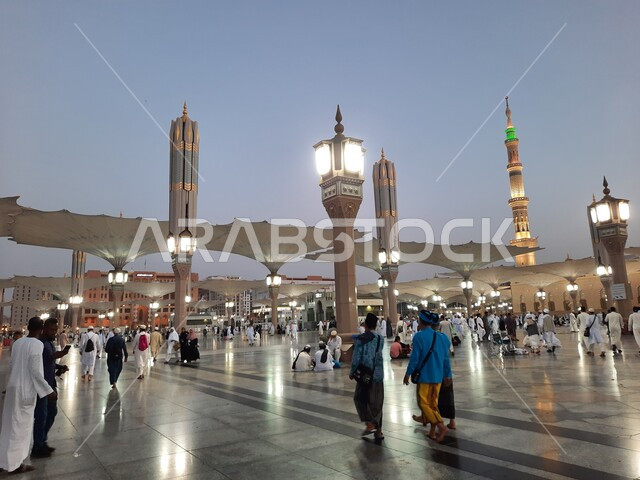 أماكن إسلامية مقدسة، المظلات الإلكترونية، ساحة المسجد النبوي الشريف في المدينة المنورة في المملكة العربية السعودية، العبادة والتقرب الى الله،  تجمع المسلمون في المجمع الخارجي للمسجد النبوي،  معالم دينية إسلامية