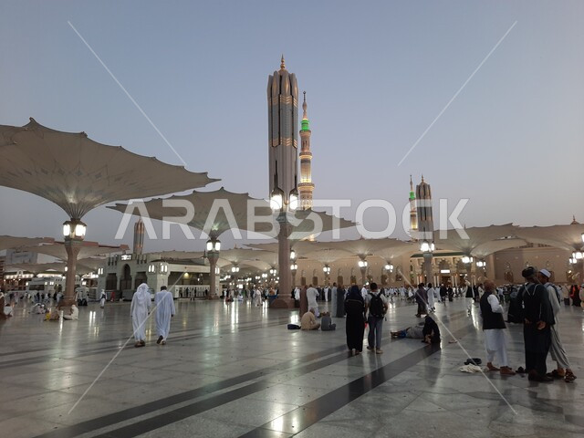   معالم دينية إسلامية, المظلات الإلكترونية، ساحة المسجد النبوي الشريف في المدينة المنورة في المملكة العربية السعودية، العبادة والتقرب الى الله، أماكن إسلامية مقدسة، تجمع المسلمون في المجمع الخارجي للمسجد النبوي