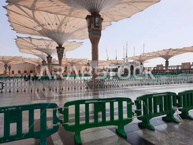 معالم إسلامية دينية ,المظلات الالكترونية , ساحة المسجد النبوي الشريف في المدينة المنورة في المملكة العربية السعودية، العبادة والتقرب الى الله، الحرم النبوي الشريف، أماكن إسلامية مقدسة، المجمع الخارجي للمسجد النبوي في المدينة المنورة
