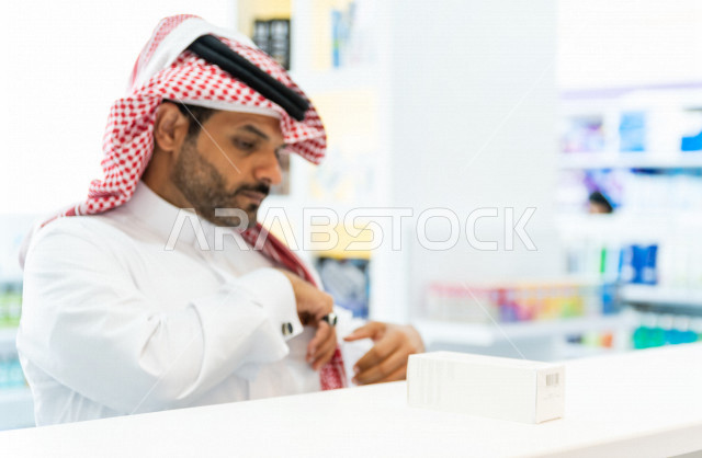 رجل عربي خليجي سعودي داخل الصيدلية ، وصف الادوية المطلوبة والحالة المرضية ، شراء الادوية والمستلزمات الطبية ،طلب الادوية الموجودة في الوصفة الطبية ،  الاستفادة من الخدمات الصحية