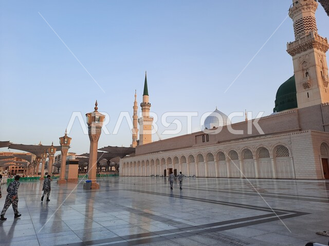الحرم النبوي الشريف, ساحة المسجد النبوي الشريف في المدينة المنورة في المملكة العربية السعودية، العبادة والتقرب الى الله, أماكن إسلامية مقدسة، المجمع الخارجي للمسجد النبوي في المدينة المنورة، معالم دينية إسلامية
