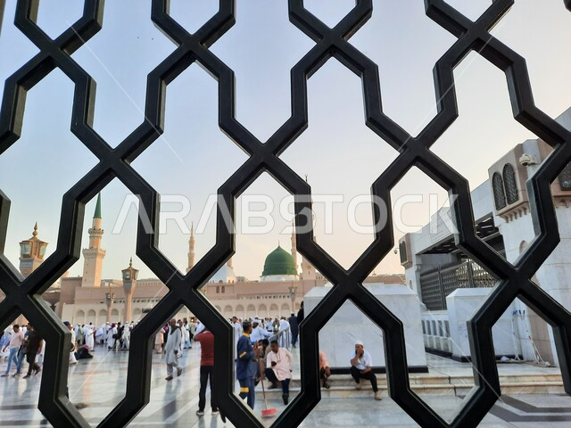 منظر خارجي لتجمع المسلمين في ساحة المسجد النبوي الشريف في المدينة المنورة في المملكة العربية السعودية، معالم إسلامية دينية , العبادة والتقرب الى الله، الحرم النبوي الشريف، أماكن إسلامية مقدسة، المجمع الخارجي للمسجد النبوي في المدينة المنورة