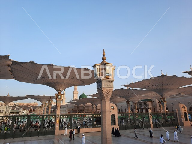 المظلات الالكترونية في ساحة المسجد النبوي الشريف في المدينة المنورة في المملكة العربية السعودية، معالم دينية إسلامية,  العبادة والتقرب الى الله، الحرم النبوي الشريف، أماكن إسلامية مقدسة، تجول المصلين في  المجمع الخارجي للمسجد النبوي في المدينة المنورة