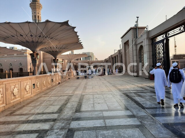 المظلات الالكترونية في ساحة المسجد النبوي الشريف في المدينة المنورة في المملكة العربية السعودية، معالم دينية إسلامية,  العبادة والتقرب الى الله، الحرم النبوي الشريف، أماكن إسلامية مقدسة، تجول المصلين في  المجمع الخارجي للمسجد النبوي في المدينة المنورة