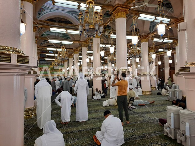  آداء الصلاه في الحرم النبوي في المدينه المنوره, المصلين في الروضه المشرفه في المسجد النبوي الشريف, مسجد رسول الله, إسلاميات وعباده, العبادة والتقرب الى الله، الحرم النبوي الشريف في المملكة العربية السعودية، أماكن إسلامية مقدسة