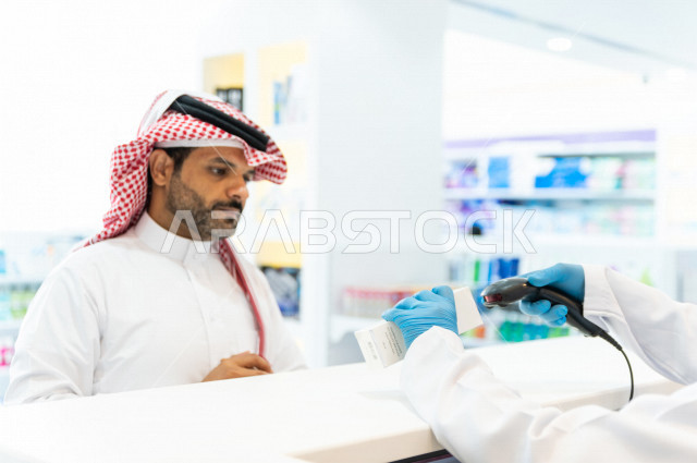 رجل عربي خليجي سعودي داخل الصيدلية ، وصف الادوية المطلوبة والحالة المرضية ، شراء الادوية والمستلزمات الطبية ،طلب الادوية الموجودة في الوصفة الطبية ،  الاستفادة من الخدمات الصحية