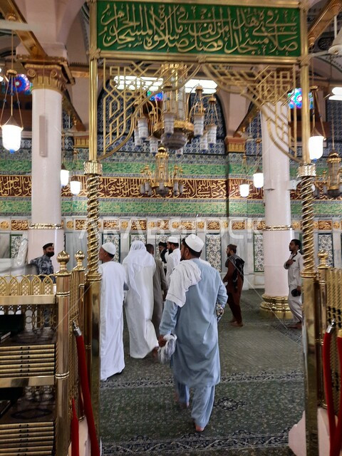 الحرم المدني من الداخل, تجمع المسلمين للدخول الى الروضة المشرفة في المسجد النبوي الشريف في المدينة المنورة ، مسجد رسول الله ، محراب النبي في الروضة الشريفة في المملكة العربية السعودية ، رياض الجنة 