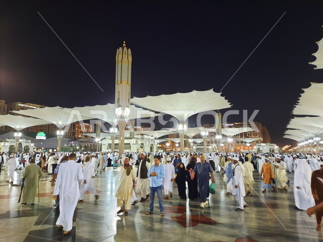 معالم إسلامية دينية, تنقل المصلين ليلا في المجمع الخارجي للمسجد النبوي في المدينة المنورة، المظلات الالكترونية في ساحة المسجد النبوي الشريف في المدينة المنورة في المملكة العربية السعودية، العبادة والتقرب الى الله، الحرم النبوي الشريف، أماكن إسلامية مقدسة