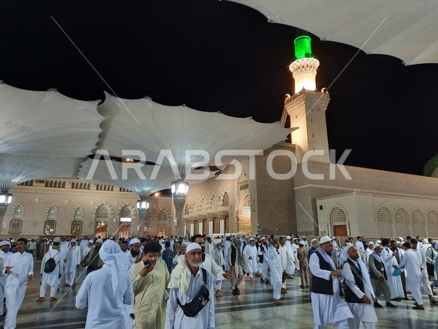 تنقل المصلين ليلا في المجمع الخارجي للمسجد النبوي في المدينة المنورة، المظلات الالكترونية في ساحة المسجد النبوي الشريف في المدينة المنورة في المملكة العربية السعودية، معالم دينية إسلامية, العبادة والتقرب الى الله، الحرم النبوي الشريف، أماكن إسلامية مقدسة