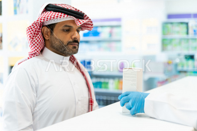 رجل عربي خليجي سعودي داخل الصيدلية ، وصف الادوية المطلوبة والحالة المرضية ، شراء الادوية والمستلزمات الطبية ،طلب الادوية الموجودة في الوصفة الطبية ،  الاستفادة من الخدمات الصحية