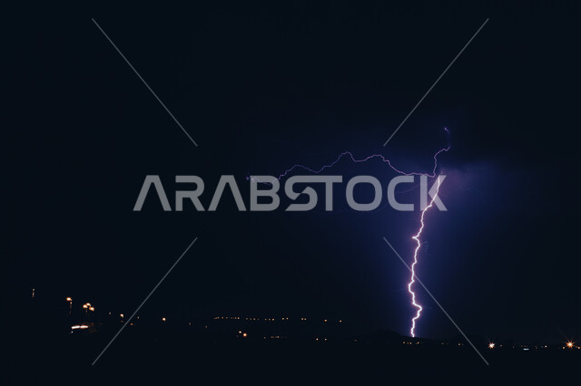الطقس و الظواهر و الكوارث الطبيعية، عاصفة رعدية تضرب مركز الواديين في عسير ليلا , الرعد والبرق، سماء ملبدة بالغيوم، اجواء شتوية في المملكة العربية السعودية, خلفية الطبيعة