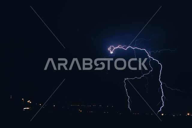 الرعد والبرق، عاصفة رعدية تضرب مركز الواديين في عسير ليلا , الطقس والكوارث و الظواهر الطبيعية،  سماء ملبدة بالغيوم، اجواء شتوية في المملكة العربية السعودية, خلفية الطبيعة