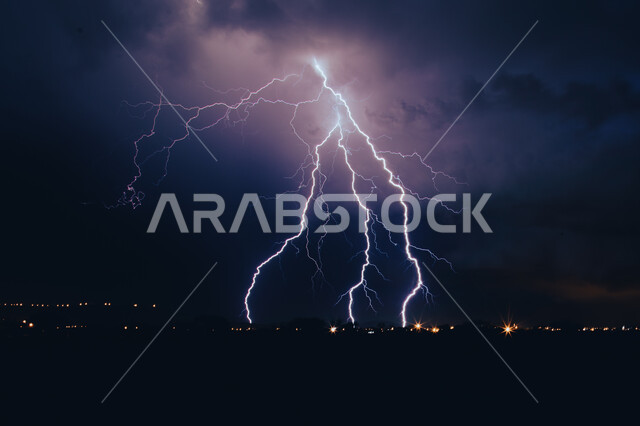 البرق و الرعد، عاصفة رعدية تضرب مركز الواديين في عسير ليلا , الطقس والكوارث و الظواهر الطبيعية، سماء ملبدة بالغيوم، اجواء شتوية في المملكة العربية السعودية, خلفية الطبيعة