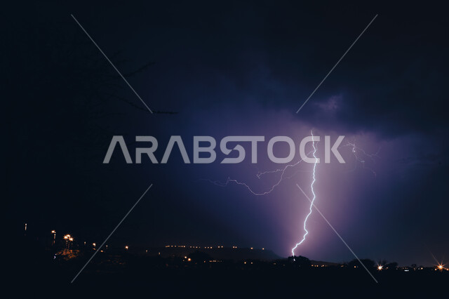 عاصفة رعدية تضرب مركز الواديين في عسير ليلا , الطقس والكوارث و الظواهر الطبيعية، الرعد والبرق، سماء ملبدة بالغيوم، اجواء شتوية في المملكة العربية السعودية, خلفية الطبيعة