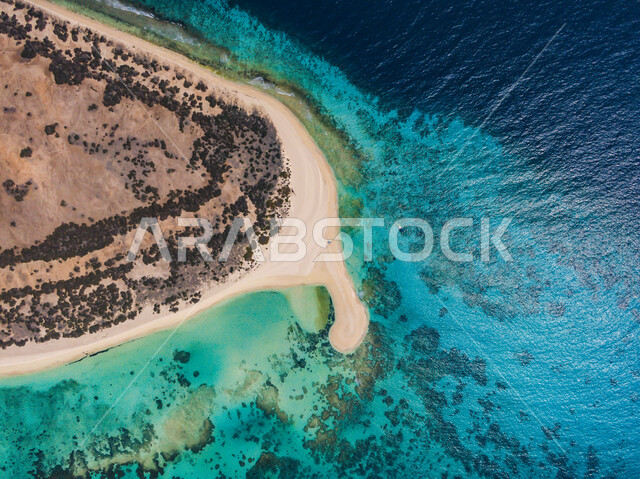 رمال البحر البيضاء، صورة من الاعلى لجزيرة سمر في عسير في المملكة العربية السعودية، اماكن ساحلية، شاطئ البحر، سواحل البحر الاحمر، أماكن سياحية في السعودية