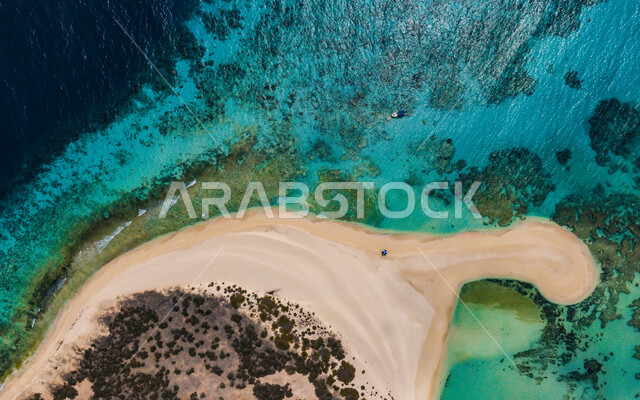صورة من الاعلى لجزيرة سمر في عسير في المملكة العربية السعودية، رمال البحر البيضاء، اماكن ساحلية، شاطئ البحر، سواحل البحر الاحمر، أماكن سياحية في السعودية