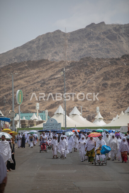 صورة للحجاج في المشاعر المقدسه في مكة المكرمة ، آداء مناسك الحج ،موسم الحج 2023، اماكن اسلامية مقدسة في المملكة العربية السعودية ، العبادة والتقرب الى الله