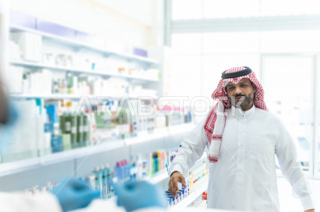 رجل عربي خليجي سعودي داخل الصيدلية ، وصف الادوية المطلوبة والحالة المرضية ، شراء الادوية والمستلزمات الطبية ،طلب الادوية الموجودة في الوصفة الطبية ،  الاستفادة من الخدمات الصحية