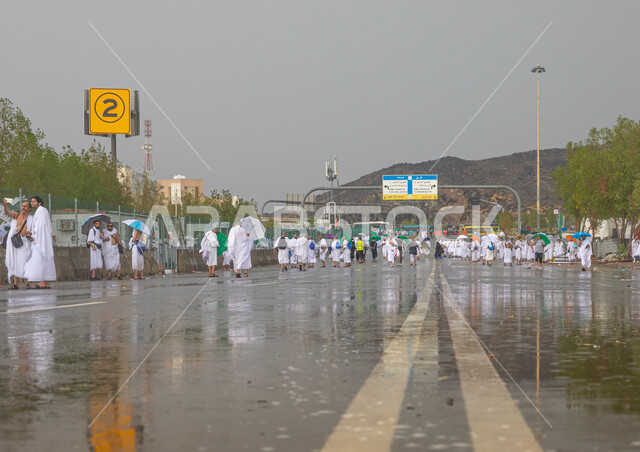  اماكن اسلامية مقدسة، منظر السماء الملبدة بالغيوم, آداء مناسك الحج، حجاج بيت الله الحرام في مشعر منى في مكة المكرمة في السعودية، اجواء شتوية ماطرة، موسم الحج 2023، معالم اسلامية في السعودية