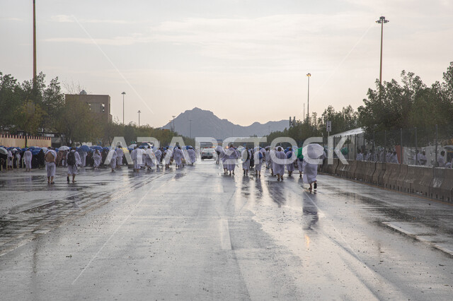 منظر السماء الملبدة بالغيوم, آداء مناسك الحج، حجاج بيت الله الحرام في مشعر منى في مكة المكرمة في السعودية، اجواء شتوية ماطرة، موسم الحج 2023، اماكن اسلامية مقدسة، معالم اسلامية في السعودية