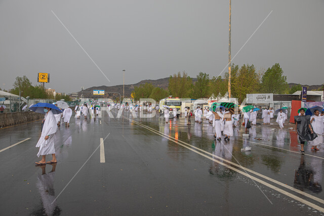 اجواء شتوية ماطرة، منظر السماء الملبدة بالغيوم, آداء مناسك الحج، حجاج بيت الله الحرام في مشعر منى في مكة المكرمة في السعودية،  موسم الحج 2023، اماكن اسلامية مقدسة، معالم اسلامية في السعودية