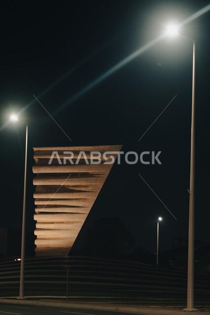 مجسم "القبلة" (اتجاه الصلاة) في مديننة جدة بداية طريق الملك عبدالعزيز  ليلا, معالم تراثية اثرية في المملكة العربية السعودية,  أماكن سياحية مشهورة .