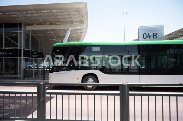 باصات وحافلات الرياض في محطة الملك عبد العزيز 04 ب، خط سير الباصات والحافلات، محطة حافلات مدينة الرياض في المملكة العربية السعودية، طرق وشوارع الحافلات، وسائل النقل والمواصلات، وزارة النقل والخدمات اللوجستية