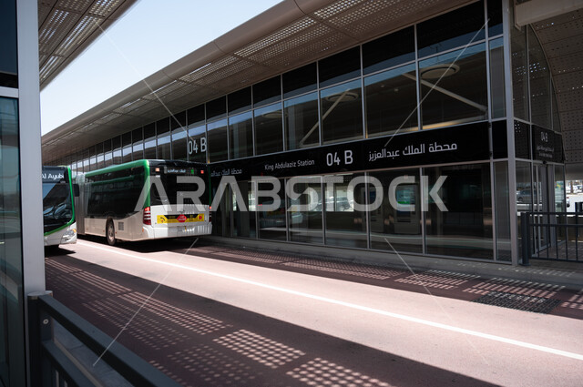 خط سير الباصات والحافلات، باصات وحافلات الرياض في محطة الملك عبد العزيز 04 ب، محطة حافلات مدينة الرياض في المملكة العربية السعودية، طرق وشوارع الحافلات، وسائل النقل والمواصلات، وزارة النقل والخدمات اللوجستية