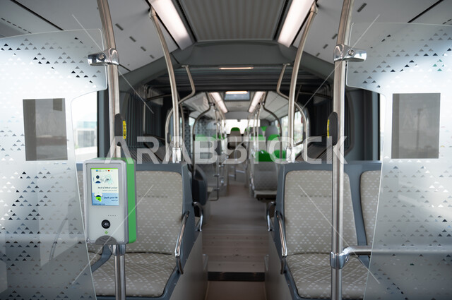 باصات وحافلات الرياض، صورة من الداخل لمقاعد الحافلات، وسائل النقل والمواصلات، محطة حافلات مدينة الرياض في المملكة العربية السعودية، وزارة النقل والخدمات اللوجستية