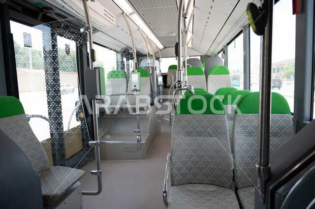 باصات وحافلات الرياض، صورة من الداخل لمقاعد الحافلات، وسائل النقل والمواصلات، محطة حافلات مدينة الرياض في المملكة العربية السعودية، وزارة النقل والخدمات اللوجستية